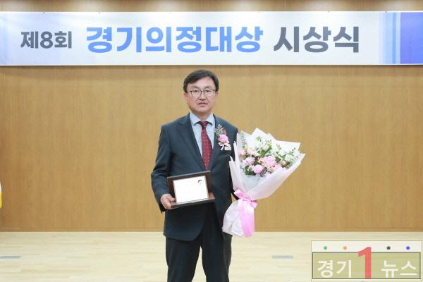 이천시의회 김하식 의장, 제8회 경기의정대상 공로상 수상_1.jpg