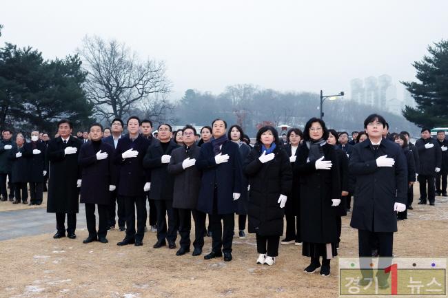 경기 광주시의회, 2024년 갑진년 새해맞이 현충탑 참배 (1).JPG